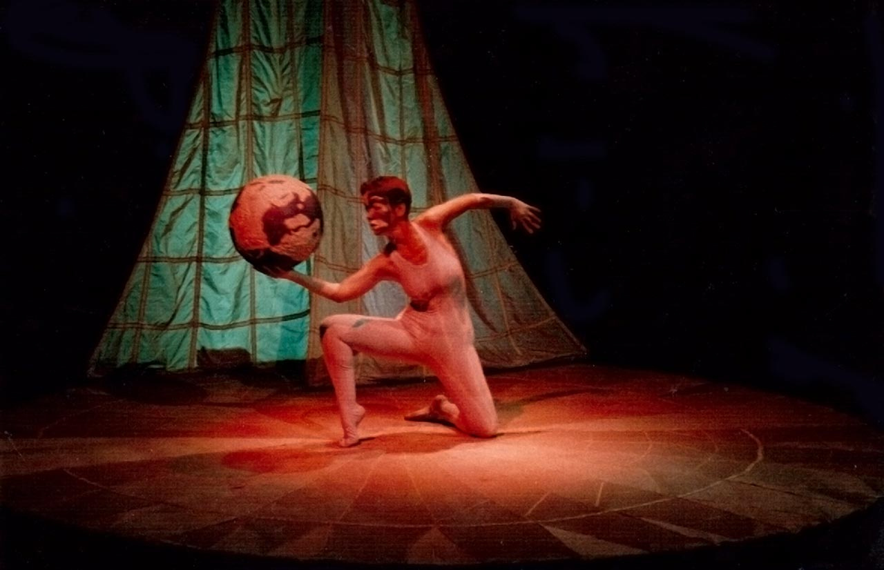 Сцена з вистави "Земля"