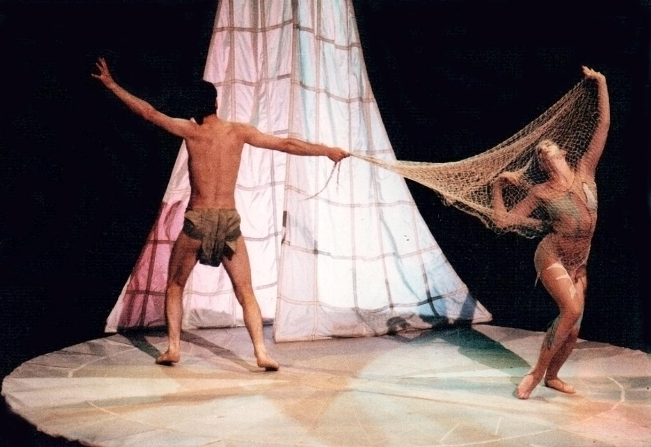 Сцена з вистави "Земля"