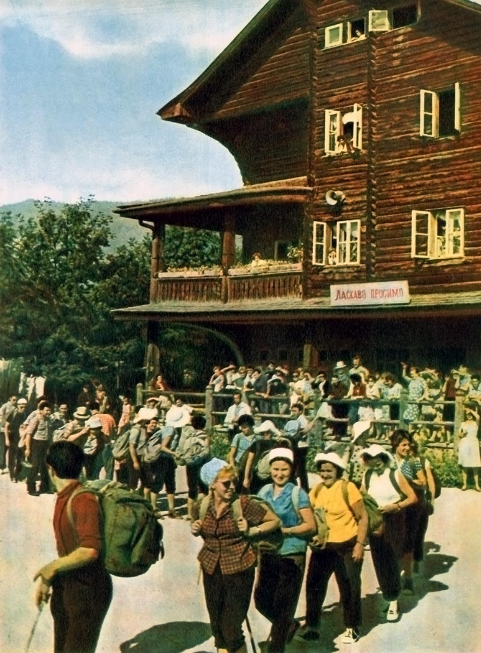 Щодня з ясинської турбази вирушають групи завзятих мисливців за радістю і красою. Фотограф Микола Федорович Козловський.