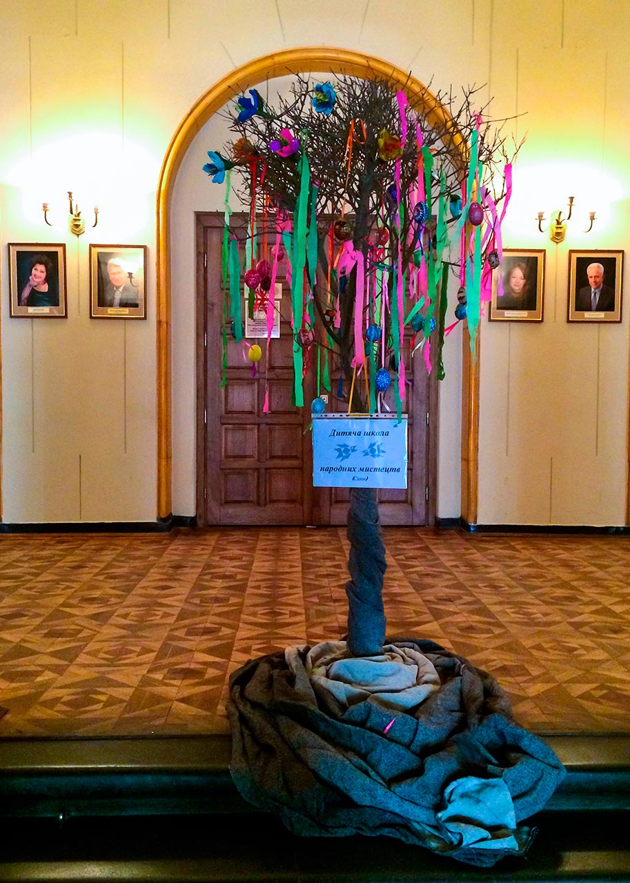 Писанкове дерево у заньківчанському театрі