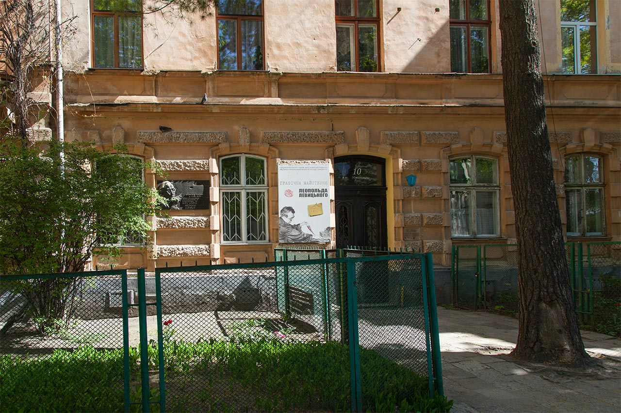 Будинок У Львові по вулиці Миколи Устияновича, 10. Фото 2018 року