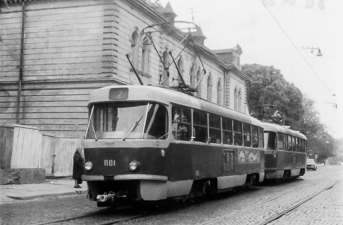 Два перші трамваї "Tatra T4SU" у Львові. Вул. Личаківська, 1970-ті роки