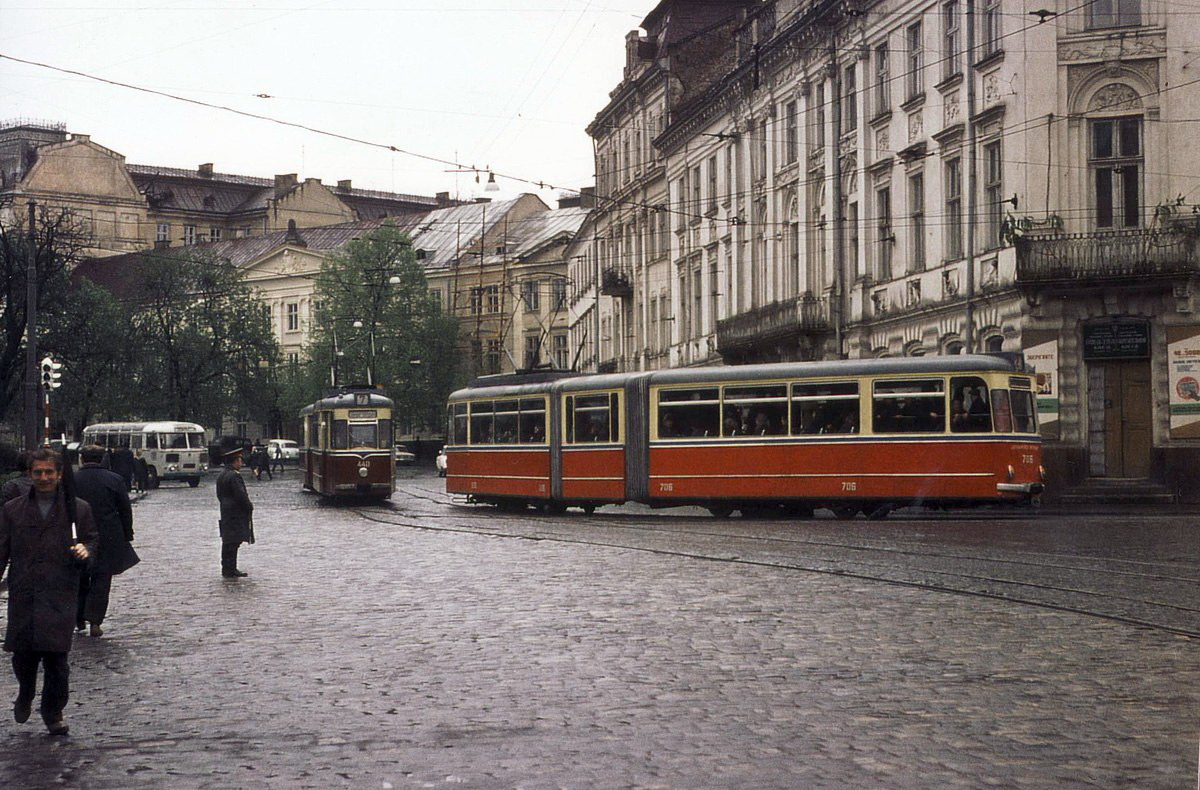 Німецькі трамваї "Gotha T2-62" та "Gotha G4-61" на площі Митній. Початок 1970-х років