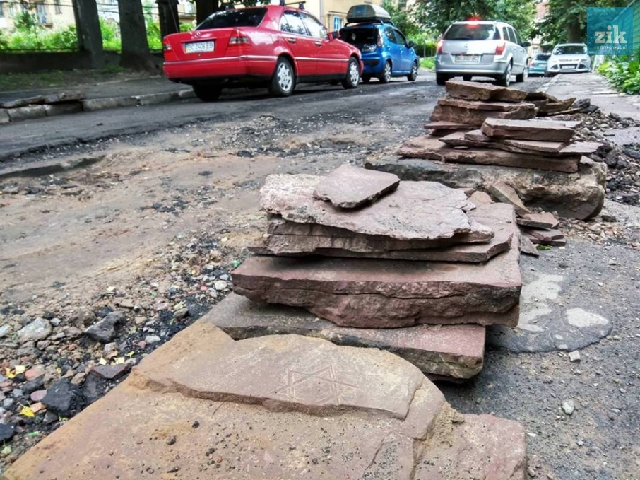 Єврейські надгробні плити, знайдені під час ремонту вулиці Ганни Барвінок у Львові. Фото: Юра Мартинович/ZIK