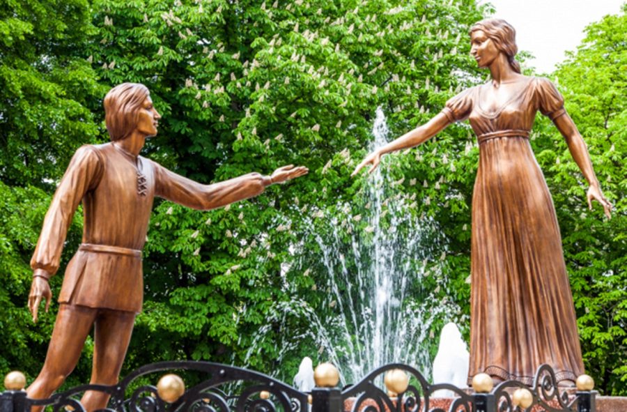 Бронзовий пам'ятник-фонтан відкрили 9 травня 2013 р., після тривалої реконструкції (раніше тут був фонтан «Каскад»). Він присвячений історії кохання львівських Ромео і Джульєтти — італійця Ромуальдо (Романа) Мікелліні й українки Палагни (Пелагії).