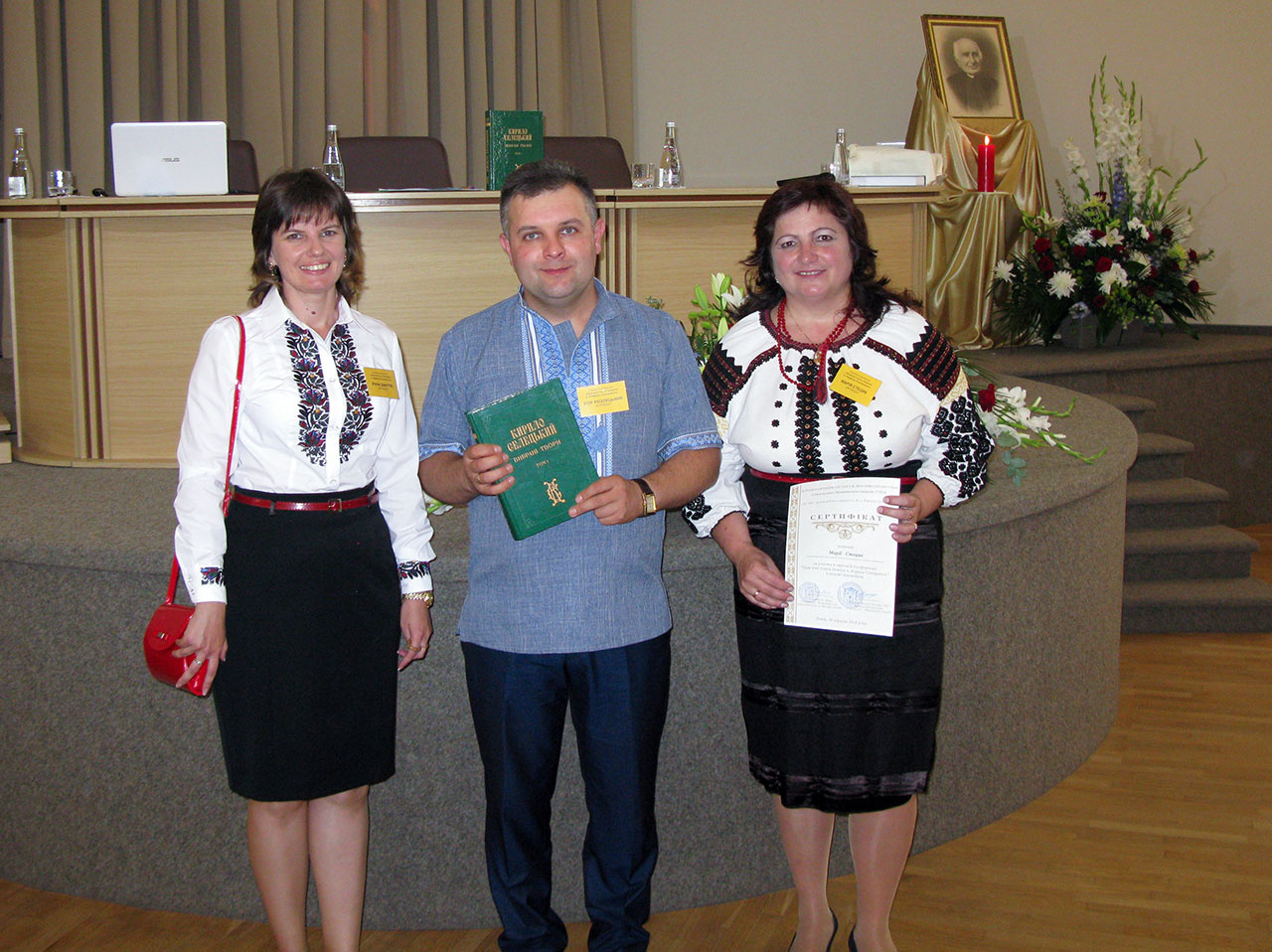 Упорядники І-го тому вибраних творів о. Кирила Селецького. Зліва на право науковці з Дрогобича: Ірина Дмитрів, Ігор Розлуцький, Марія Стецик