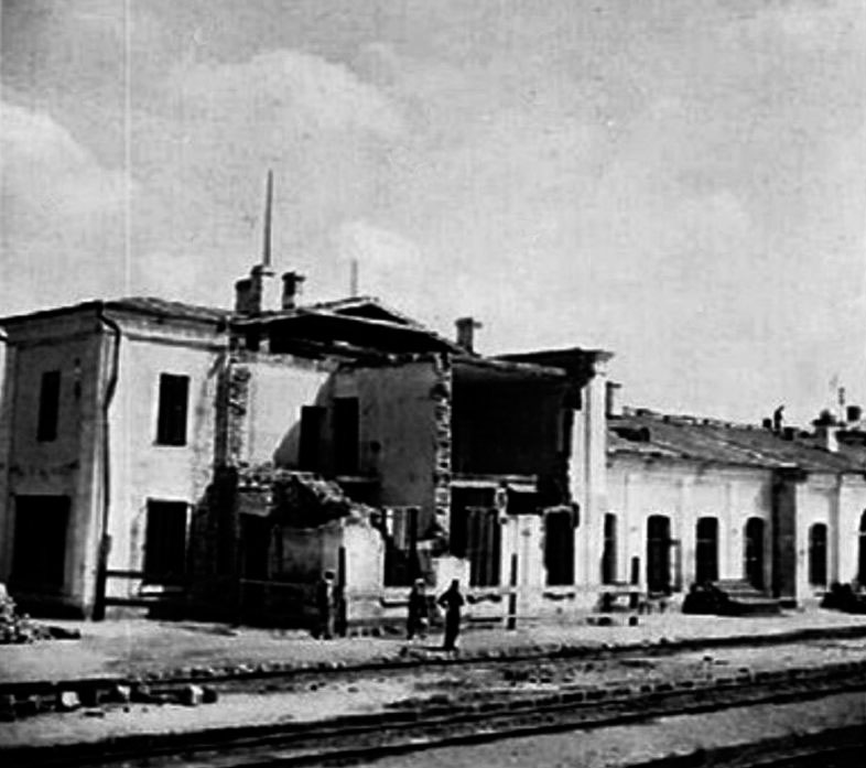 Зруйнований вокзал, 1944 рік