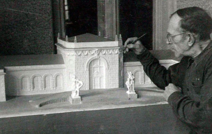 З макетом майбутнього вокзалу. Один із проектантів, прізвище, на жаль, не відоме, 1949 рік