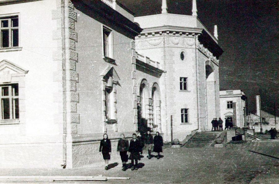 Біля нового вокзалу, 1952 рік