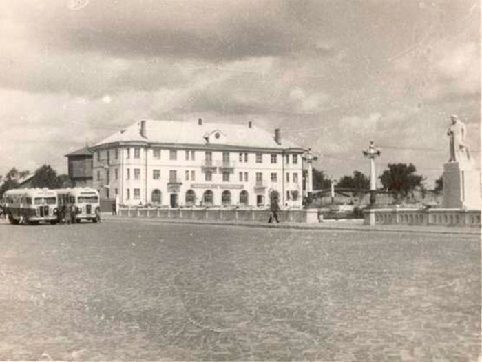 Привокзальна площа