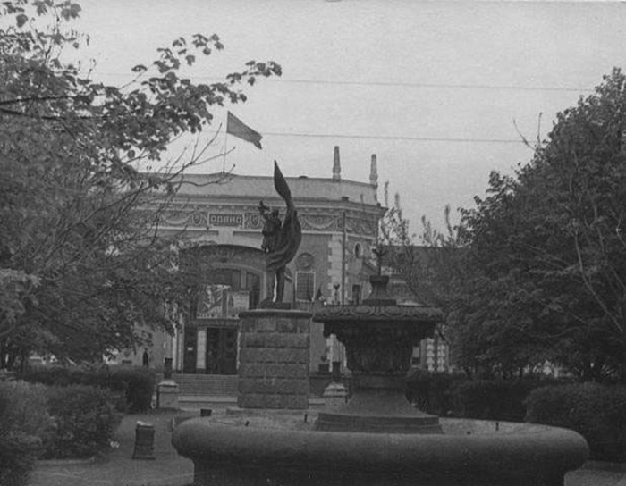 Сквер на Привокзальній площіі. Середина 1950-х років