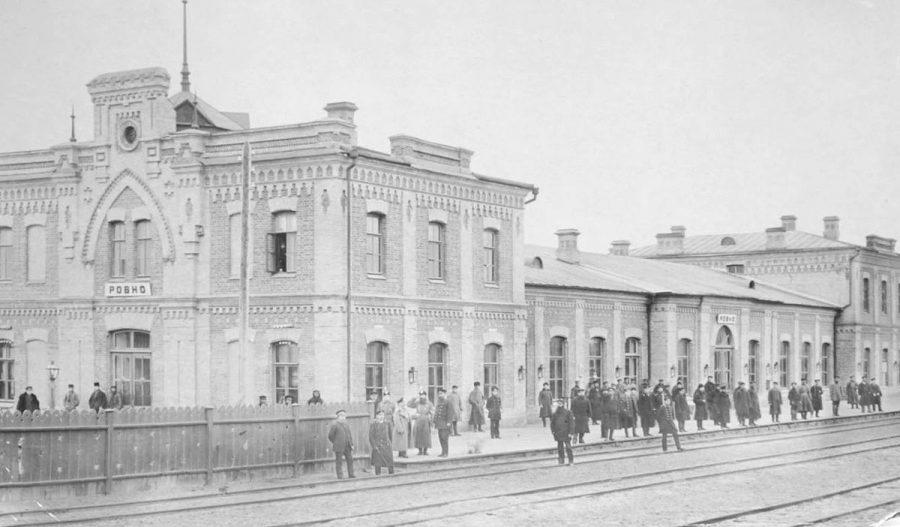 Рівненський вокзал — найбільший на Західній залізниці