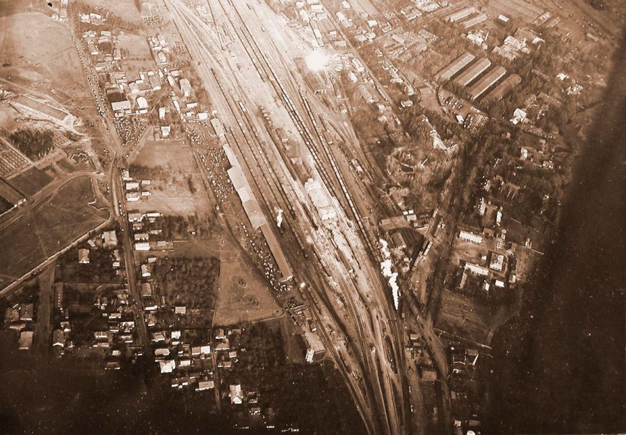 Вид з літака на станцію «Ровно» в день приїзду Миколи ІІ у 1915 році