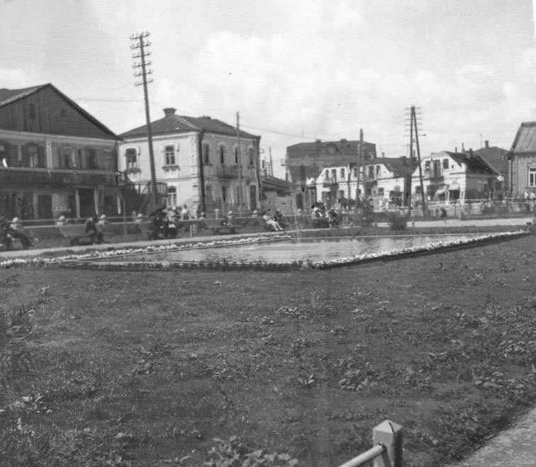 Фонтан у сквері під залізничним мостом, 1930-і роки