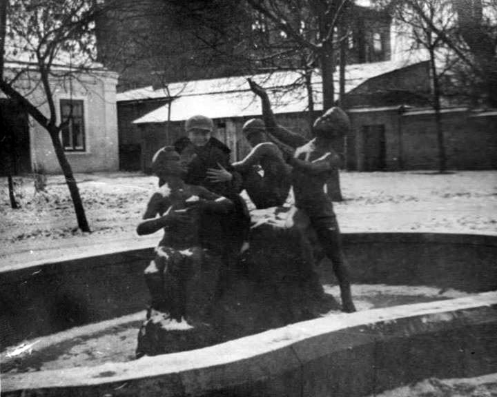 Фонтан на розі вул. Петлюри і Мазепи, 1950-і р. Фото з мережі FB