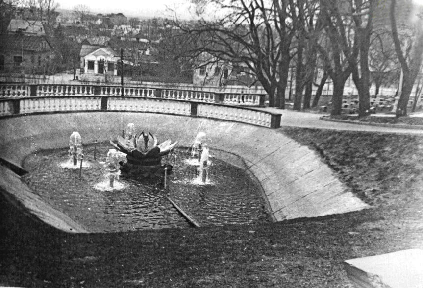 Дюймовочка заховалася у пелюстки