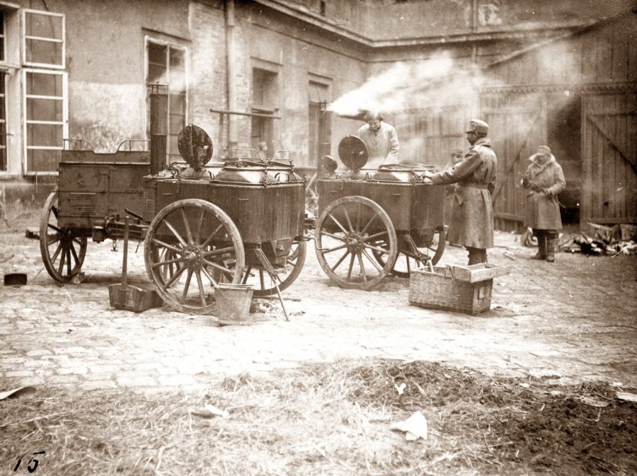 Львів, листопад 1918 р. Під світлиною підпис Степана Гайдучка: “В подвірю одної з камяниць при вулиці Бляхарській варять полеві кухні харч для військових українців. Помагає українська громадянка. Мені не відома”. З приватного архіву Степана Гайдучка (м. Львів).