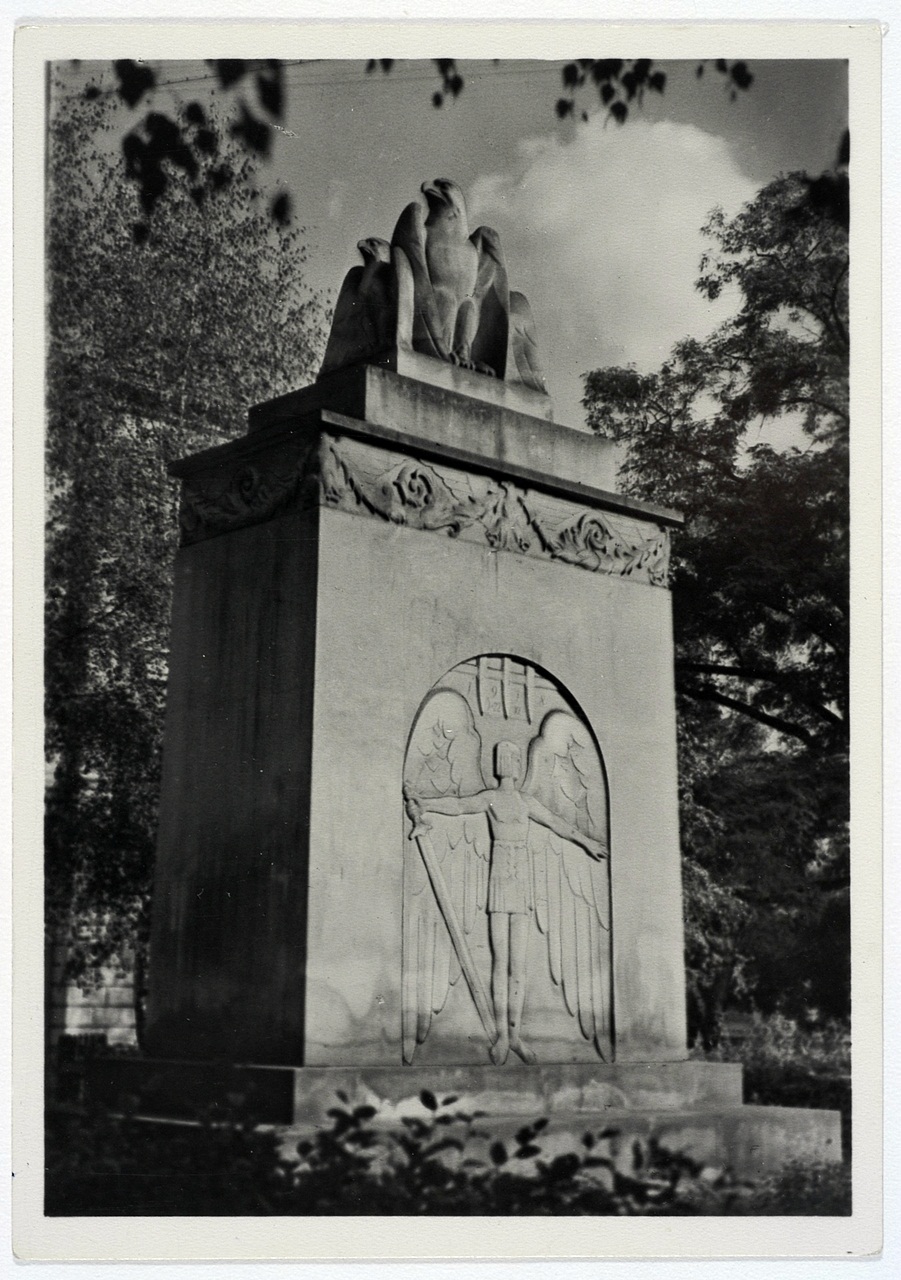 Пам'ятник Орлятам біля Львівської політехніки, 1939 р.