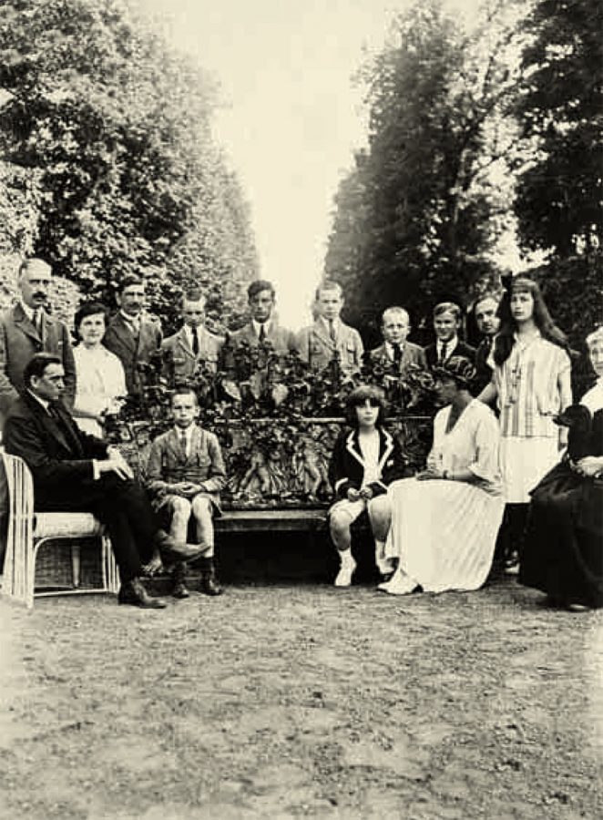 Олика. Зліва направо: Януш Радзивілл, невідомо, невідомо, Болеслав Хрущінський, невідомо, Христина Радзивілл. Сидять зліва направо: Здєслав Любомирський, Станіслав Радзивілл, Анна Любомирська. Фото міжвоєнного періоду