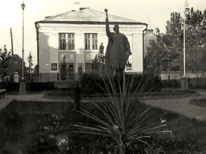 Повоєнна Поштова вулиця в Рівному