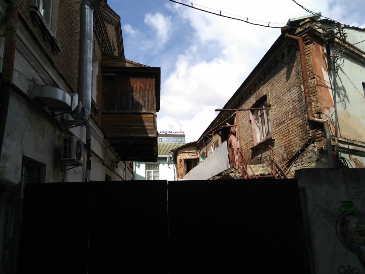 У цьому будинку (праворуч) в 1950-і роки мешкала родина Кулішів