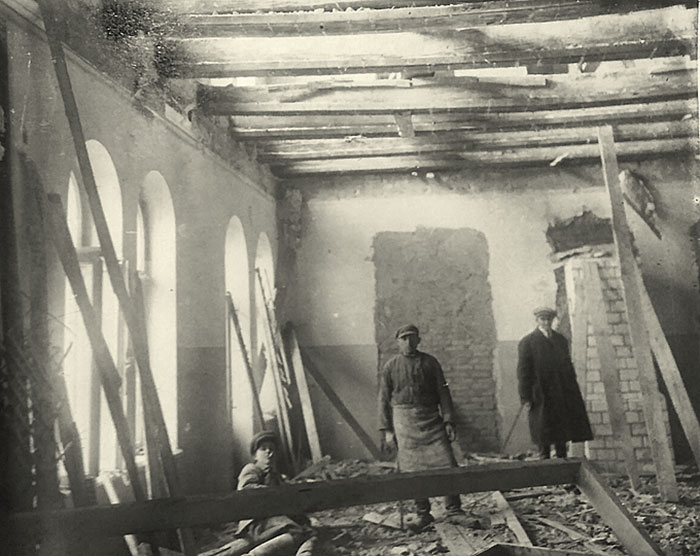 Фото в інтер'єрі під час ремонту. Звідси видно, що роботи велися і на другому поверсі