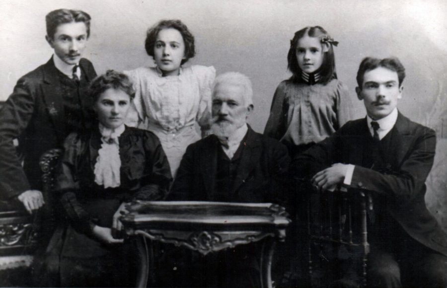 Нагірних. Початок ХХ ст. Сидять: Марія, Василь, Євген Нагірні. Стоять від ліва: Євстахій, Анна, Софія.