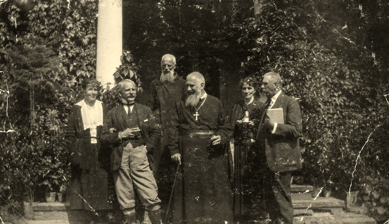 Брати Шептицькі: Леон, Казимир (о. Климентій), митрополит Андрей (Роман), Олександр, а також Ядвіга Шембек (дружина Леона) та Ізабелла Собанська (дружина Олександра). Фото з фондів Muzeum Narodowe w Warszawie.