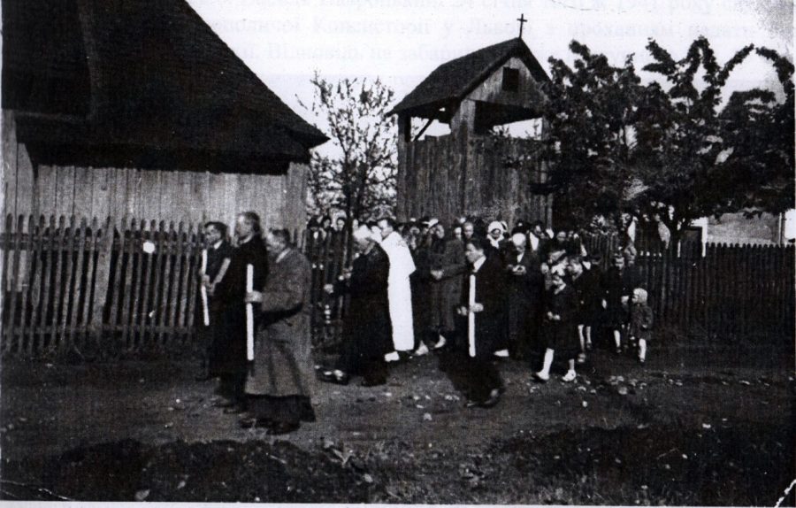 Обхід навколо церкви Св. ап. Андрія і св. Володимира на Богданівці. Світлина - з особистого архіву о.Богдана Праха