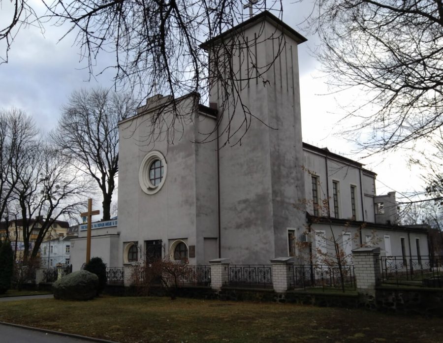Вид костела Святих Апостолів Петра і Павла зі сторони вулиці Соборної