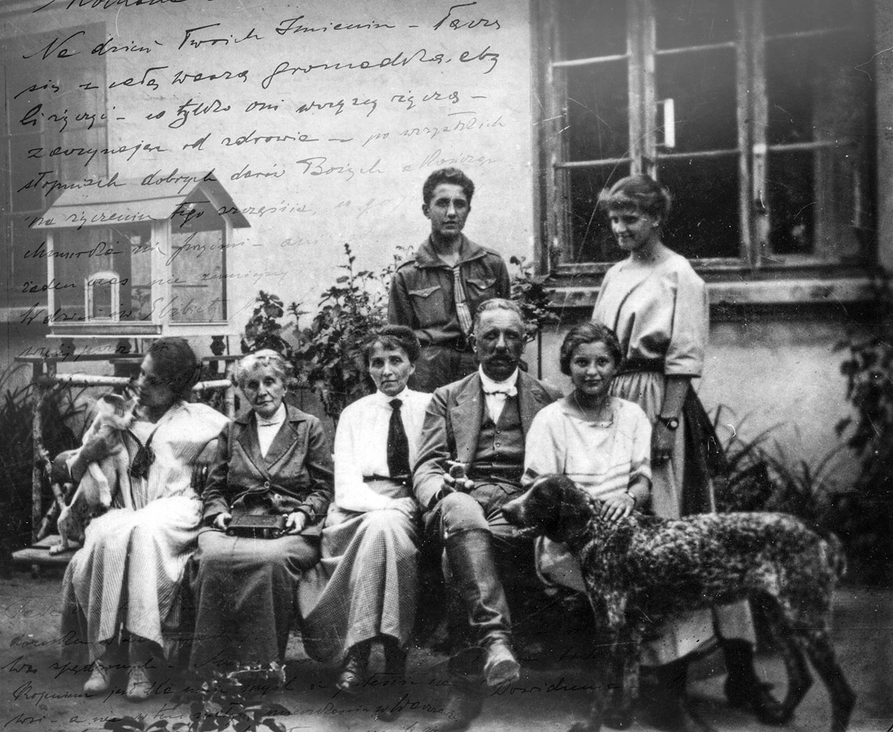 У Лабунях на фоні старого будинку (зліва направо): Ружа Шептицька, Марія з Потурлицьких Собан¬ська, Ізабела з Собанських Шептицька, Олександр граф Шептицький, Катерина Шептицька (пізніша Дембінська), Ян Казимир Шептицький, Ядвіга Шептицька (пізніша Дембінська). 1924 р. Фото з колекції «Archiwum Szeptyckich» (Власність «Fundacji Rodu Szeptyckich»)