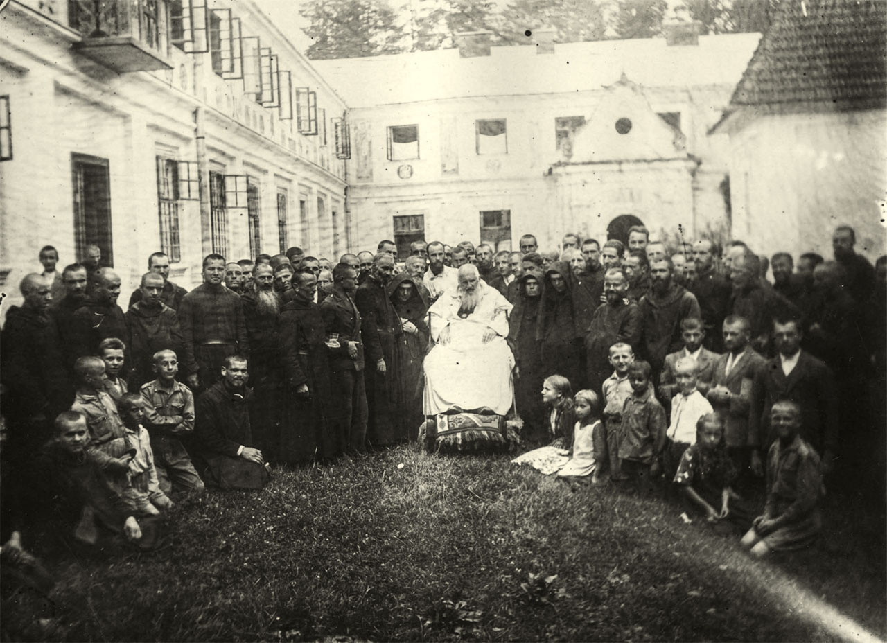 Митрополит Андрей Шептицький з монахами студитами та дітьми-сиротами. Свято-Успенська Унівська Лавра Студійського Уставу