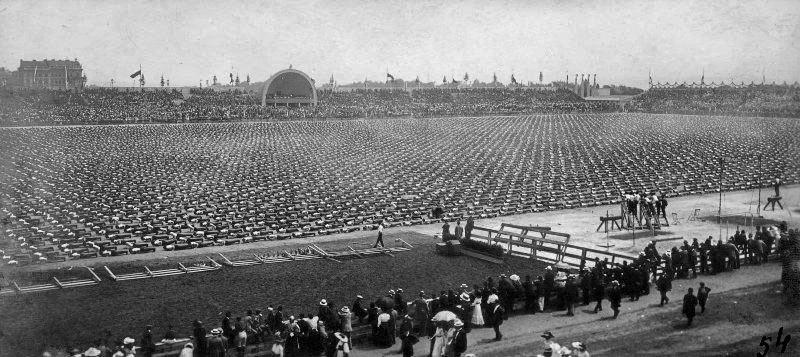 VІ Всесокільський злет у Празі. Вправи вільноруч одночасно виконують 10496 учасників. 30 червня 1912 р. З приватного архіву Степана Гайдучка (м. Львів).