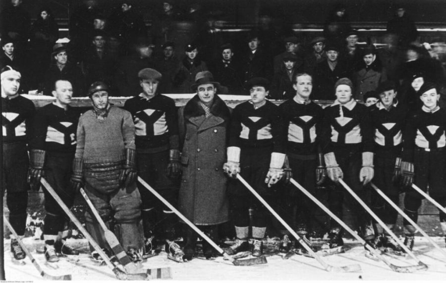 Львівська команда «Україна» одноіменного товариства, 1935 рік. Її називали прообразом української хокейної збірної