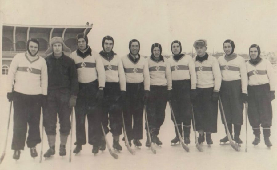 Команда «Динамо» з Рівного на старому стадіоні «Колгоспник»