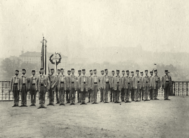 VІ Всесокільський злет у Празі. Чета українських соколів. Зліва направо – 1-й: Льонгин Цегельський, 2-й: Іван Боберський, 3-й: Михайло Волошин, 4-й: Степан Гайдучок. З приватного архіву Степана Гайдучка (м. Львів).