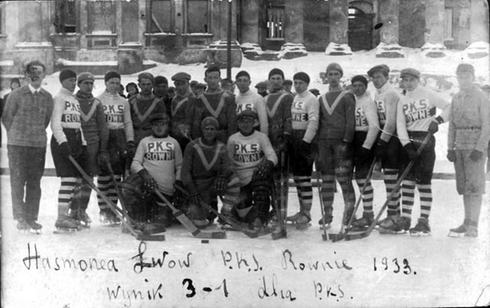 «Хасмонея» (Львів) і ПКС (Рівне), 1933 рік. Льодовий майданчик біля руїн палацу Любомирських. З родинного архіву футболіста Гордія Філіповича