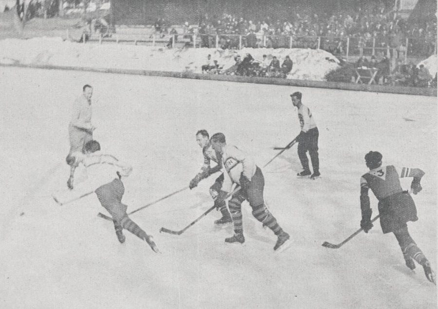 Львівська «Погонь» (у білій формі) змагається з суперником