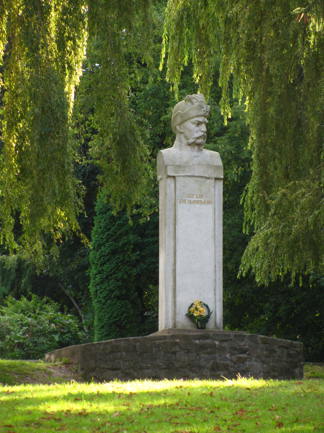 Пам'ятник Б. Хмельницькому у Львові. Фото з https://uk.wikipedia.org/wiki/Файл:Пам%27ятник_Богдану_Хмельницькому_(Львів).jpg