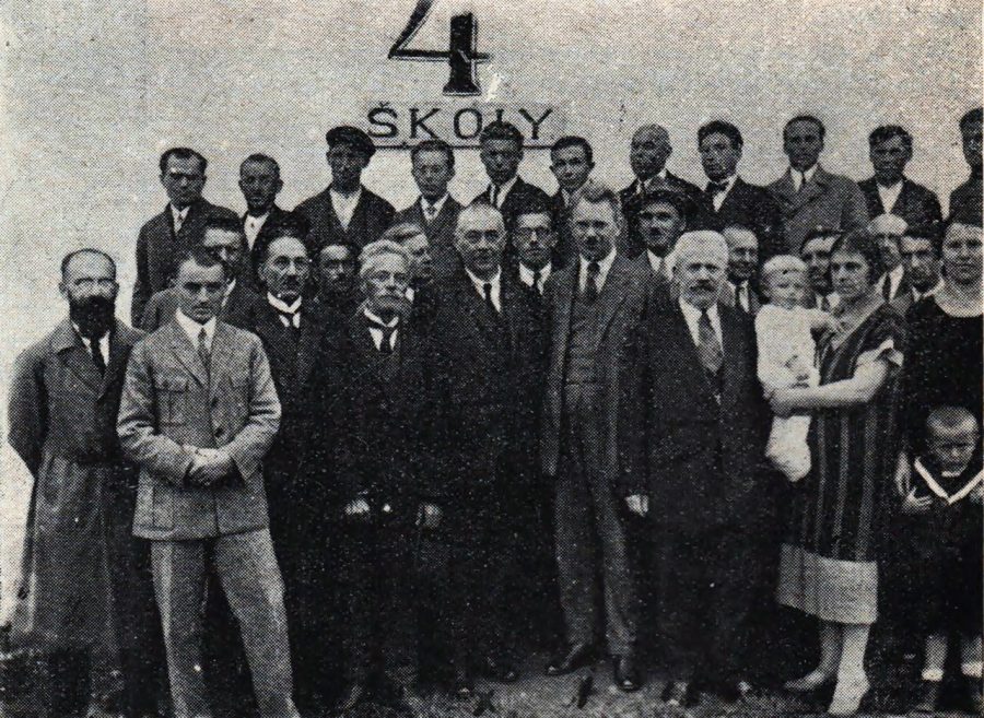 Скитальці українського табору в Йозефові з професором М. Галущинським посередині, 1926 р.