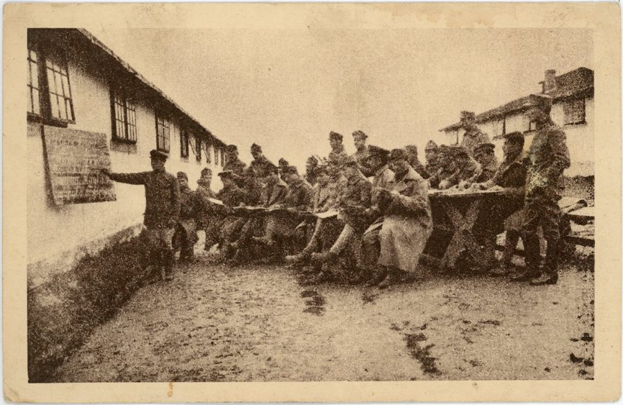 Школа неграмотних в таборі