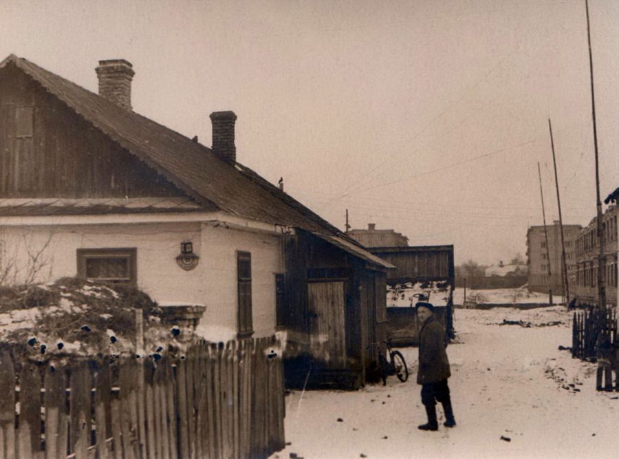 Петро Омельчук біля своєї хати. 1960-і рр.