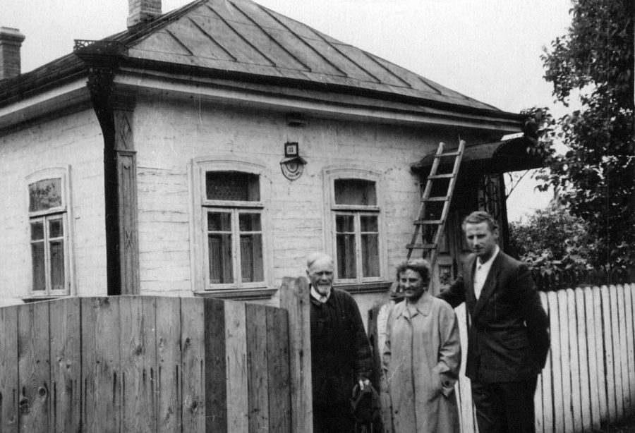 Біля хати Г. Лукашевича Г.Лукашевич, Н.М. Заяц, В.Г. Логвись, 1950-і рр.