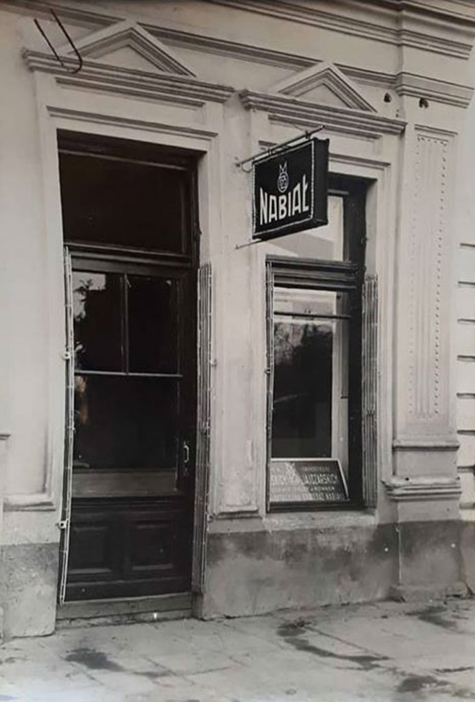 Вхід до одного з магазинів у будинкуу