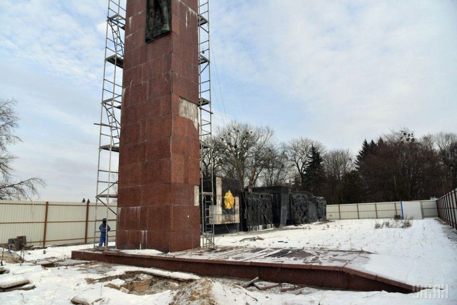Демонтаж Монумента Слави. Фото: УНІАН