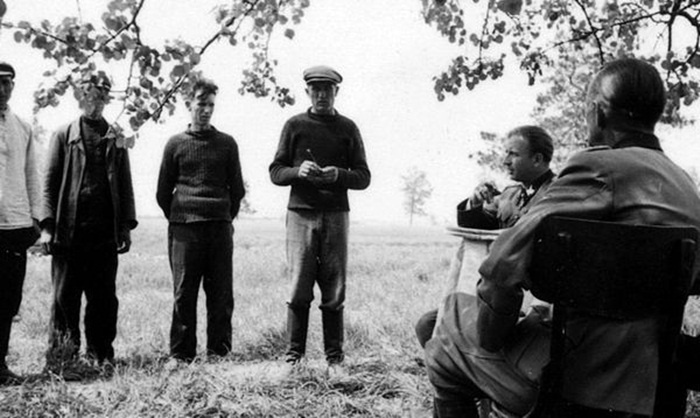 Герман Фегеляйн спілкується з селянами