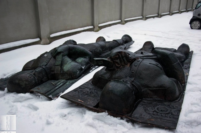 Демонтовані горельєфи Монументу слави. Фото: Музей "Територія терору"