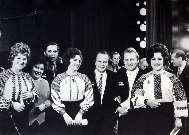 Сестри Байко (Марія, Ніна, Даніїла), А. Авдієвський, А. Кушніренко, С. Турчак в кулуарах концертної зали (1973)