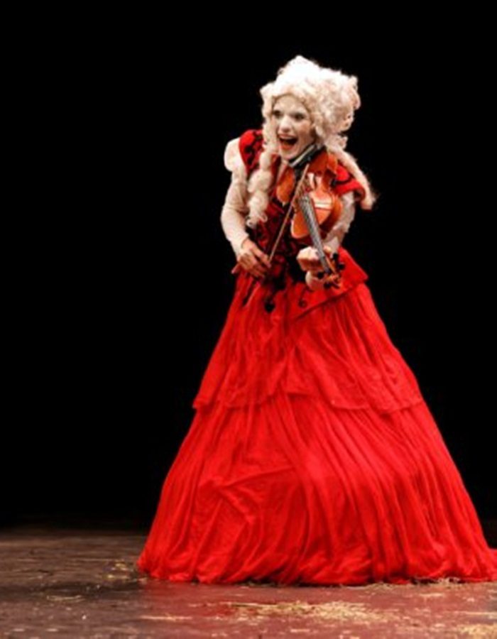 Актриса Жюлія Моа Кап у виставі ''Концерт для двох клоунів''