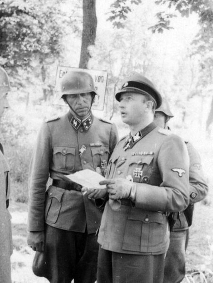 Ветеран Першої Світової війни Отто Вайсс в центрі разом з командиром дивізії Фегеляйном